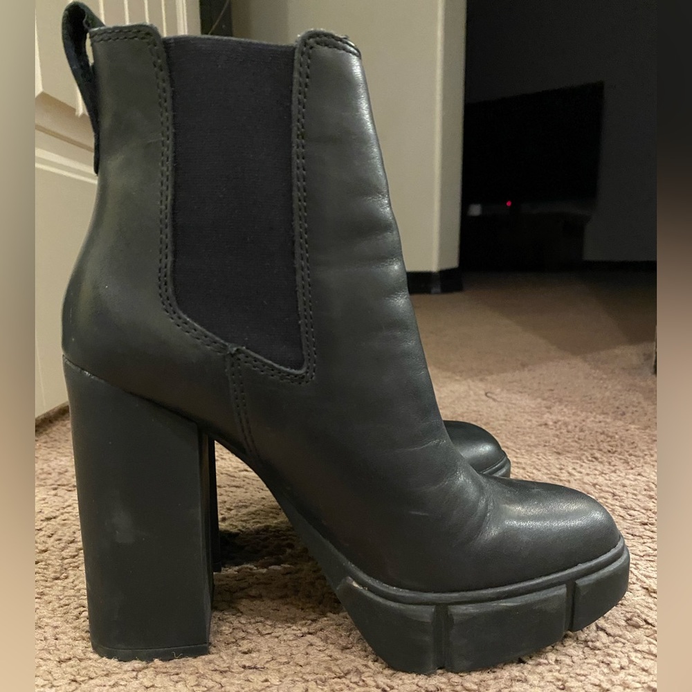 Steve Madden 6.5 revised leather booties.. thick heel
